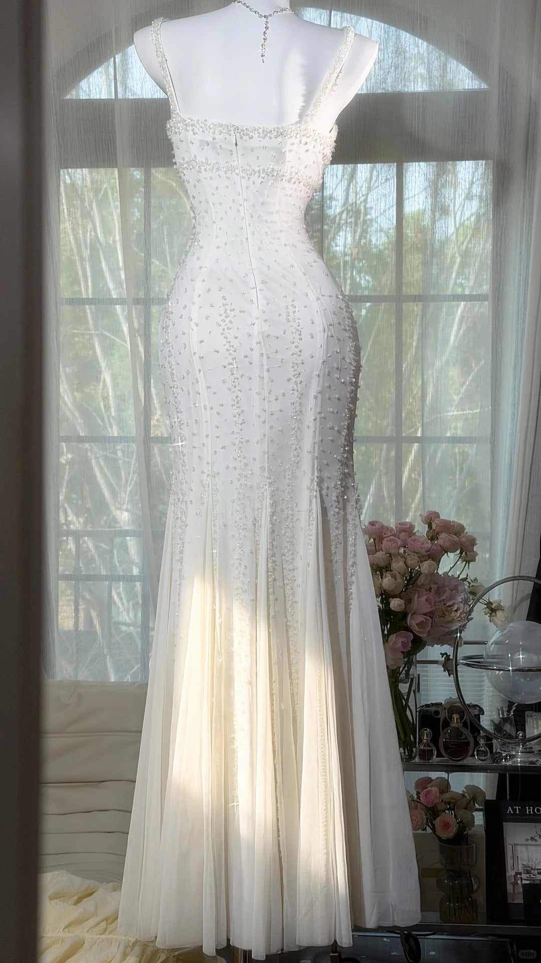 Bescheidene Meerjungfrauen-Abschlussballkleider Neckholder Weißer Chiffon mit Perlenstickerei Bodenlang Abendoutfits N3528