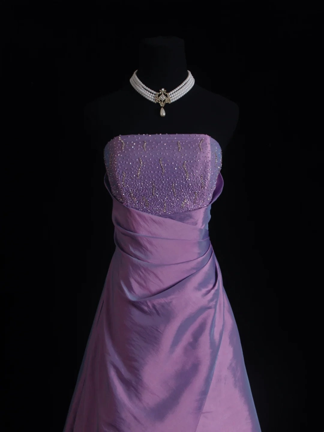 Vintage Ballkleid Trägerlos Lila Mit Perlenbesatz Cape Bodenlang Abschlussballkleider Inspo Abendoutfits RB4340