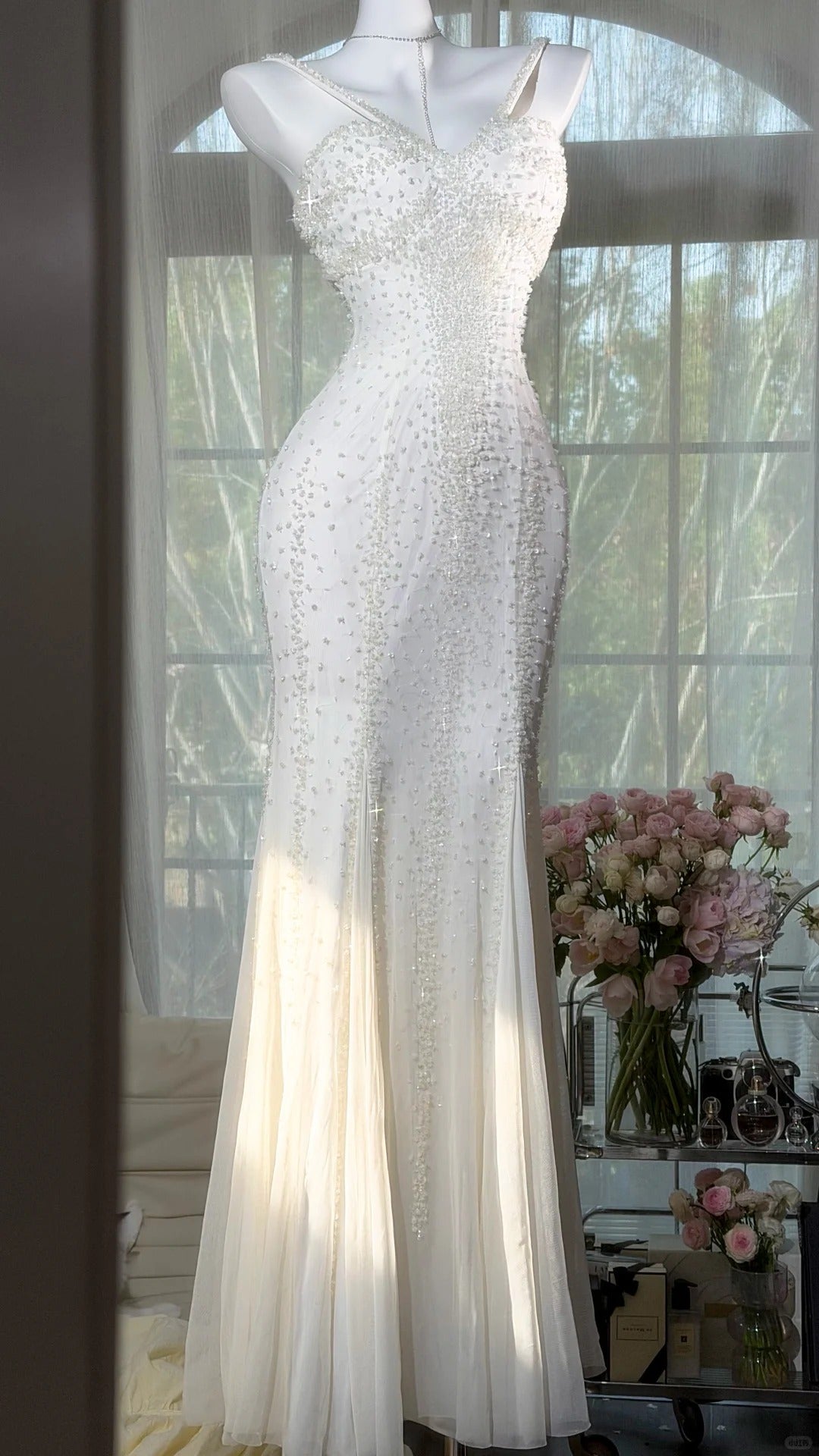 Bescheidene Meerjungfrauen-Abschlussballkleider Neckholder Weißer Chiffon mit Perlenstickerei Bodenlang Abendoutfits N3528