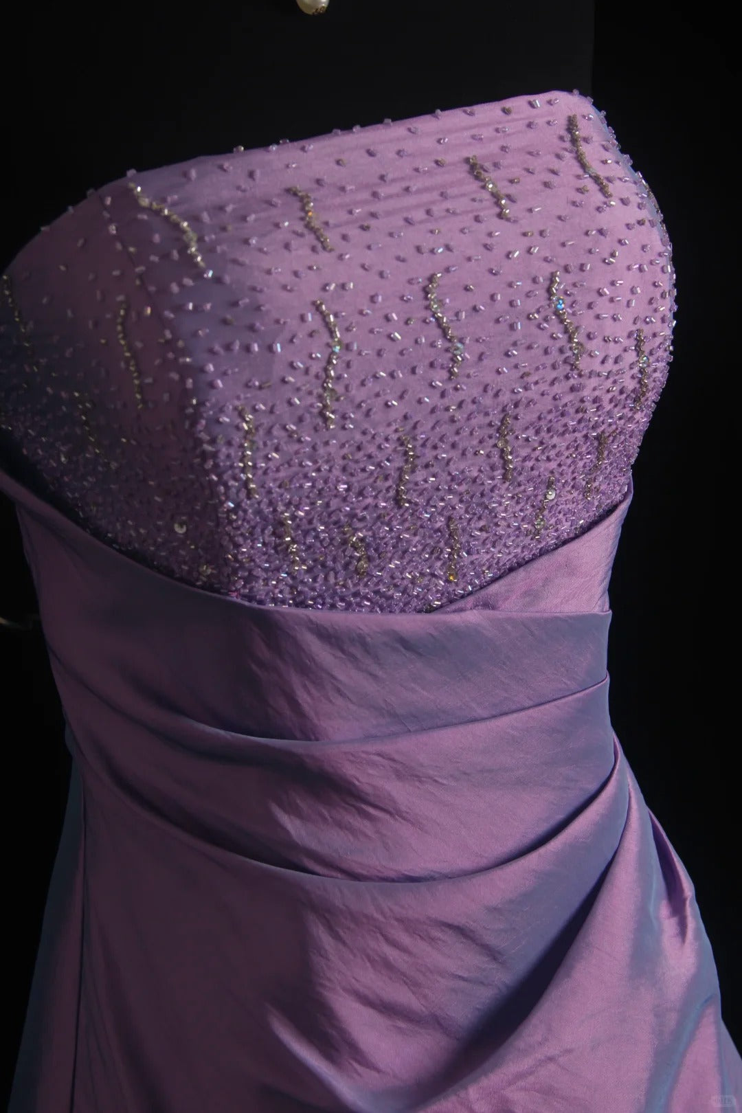 Vintage Ballkleid Trägerlos Lila Mit Perlenbesatz Cape Bodenlang Abschlussballkleider Inspo Abendoutfits RB4340