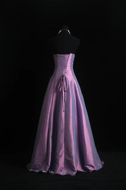 Vintage Ballkleid Trägerlos Lila Mit Perlenbesatz Cape Bodenlang Abschlussballkleider Inspo Abendoutfits RB4340