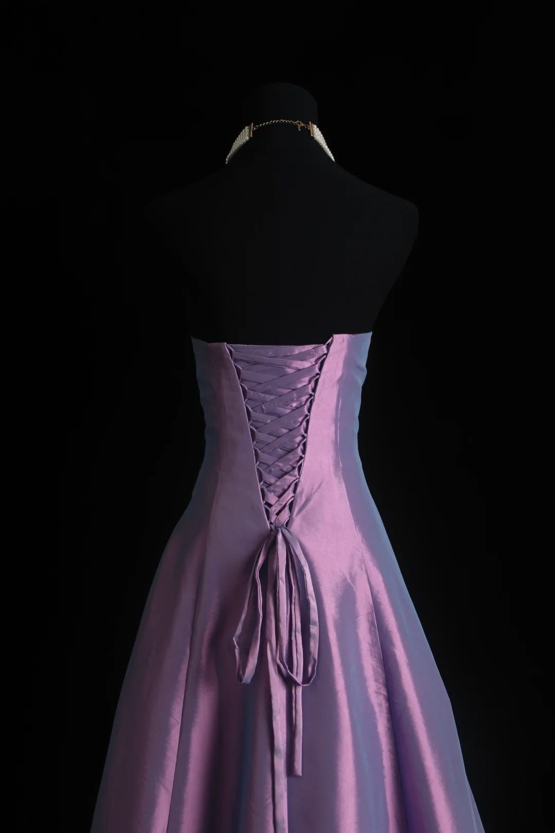Vintage Ballkleid Trägerlos Lila Mit Perlenbesatz Cape Bodenlang Abschlussballkleider Inspo Abendoutfits RB4340